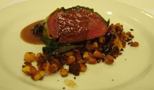 Venado braseado con salsa de uvas pasas y migas de frutos secos Venado braseado con salsa de uvas pasas y migas de frutos secos